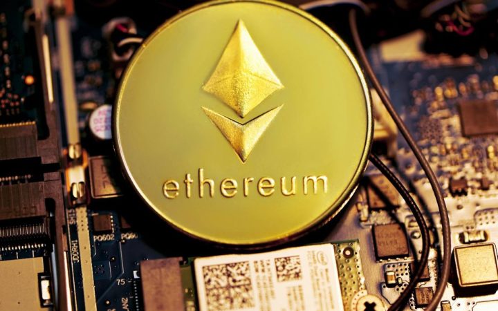 Орнамент с логотипом Ethereum