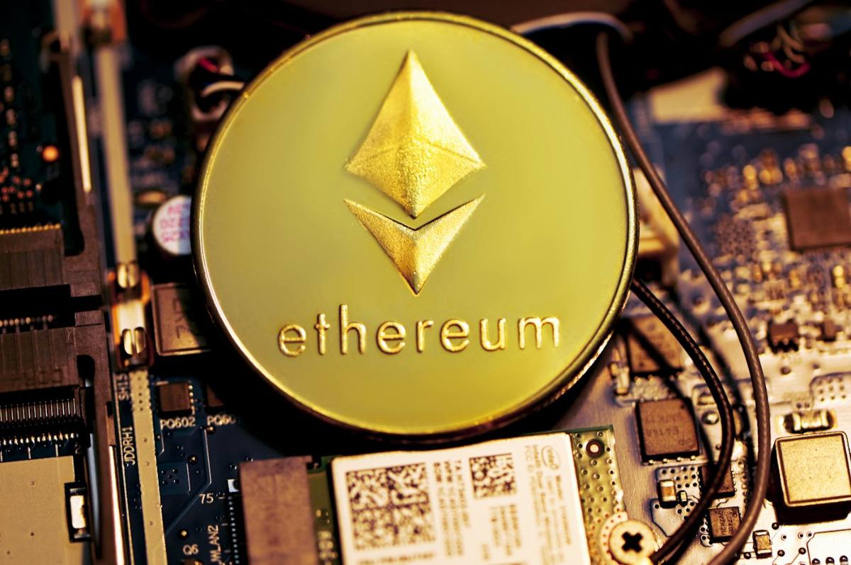 Орнамент с логотипом Ethereum