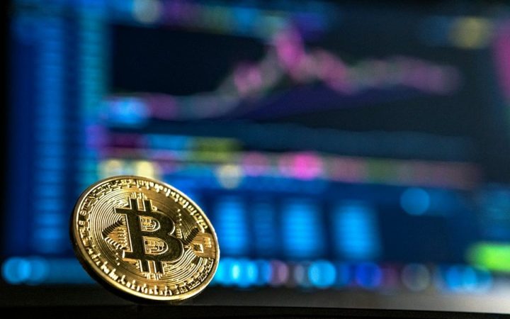 Золотая монета Bitcoin